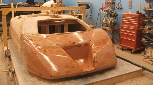 男子耗时5年时间造出一辆木头汽车最高时速达300千米