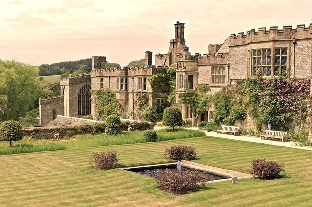 与其它大部分贵族地产一样,哈登庄园最早的建筑历史可以追溯到11世纪