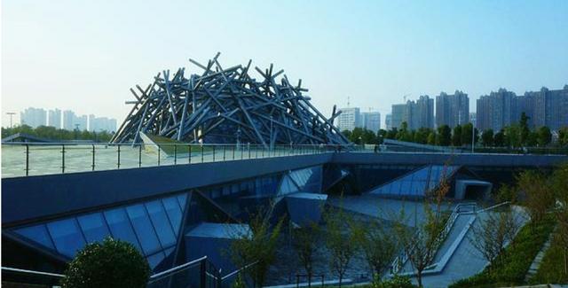 美术馆别名为"合肥国际创新展示馆",因为外表想一个刚刚搭建好的鸟巢