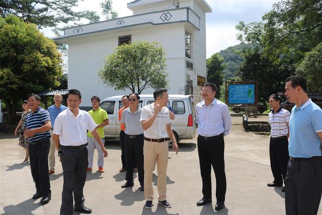 英德市人大常委会主任陈子匹一行到小江镇开展人大工作交流活动