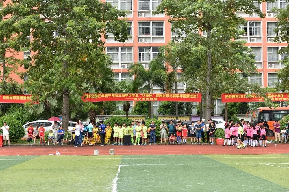 初中男子組冠亞季軍分別由普寧二中,育英中學和華美實驗學校