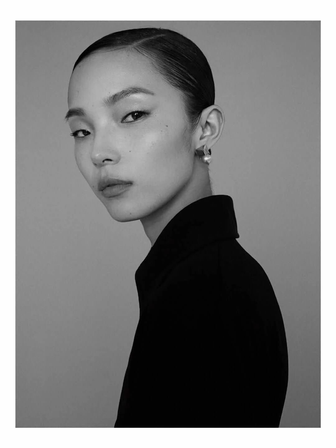 中国超模雎晓雯等杂志,犀利演绎中性风,只是这眼妆是什么鬼?