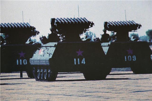 1984年国庆阅兵式,70式130毫米火箭炮(19管)▲1984年国庆阅兵式,81