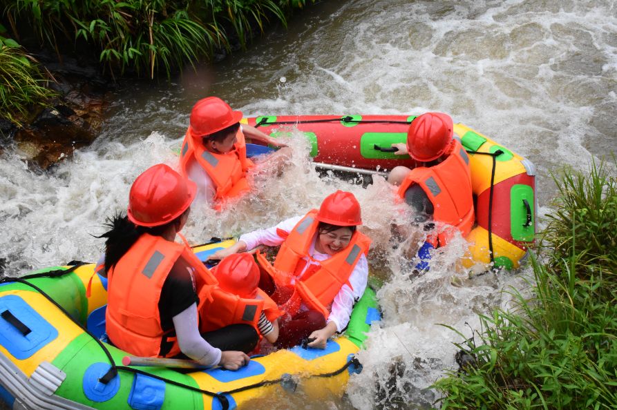 闽清第一漂佰潭漂流正式对外开放并开始试漂