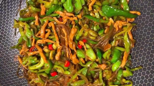 辣椒炒粉条,柔软中透着劲道,口味香辣过瘾,5分钟吃光一整盘