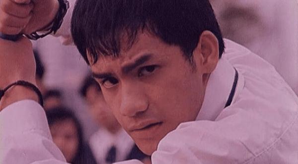 而且曾经还被一家公司誉为是偶像歌手,年轻时候的张震岳颜值却是堪比