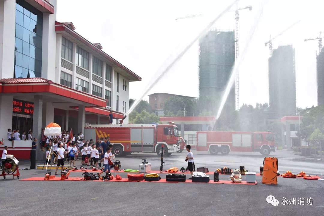 尽显"红门"魅力 东安消防敞开红门迎新客