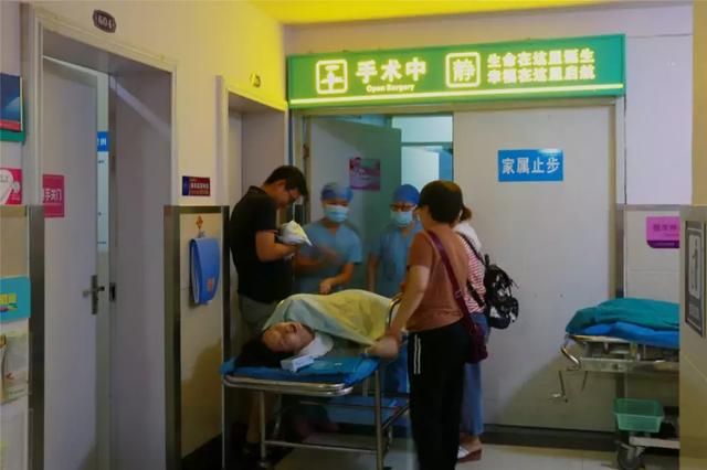 等待新生命的降临家属们正在焦急的等待在游仙妇幼保健院的手术室门口