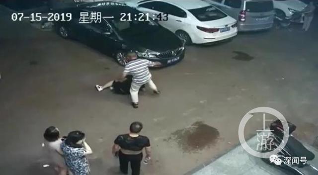 视频截图见妻子被打受辱,派出所副所长出手打人当晚9时21分,接到