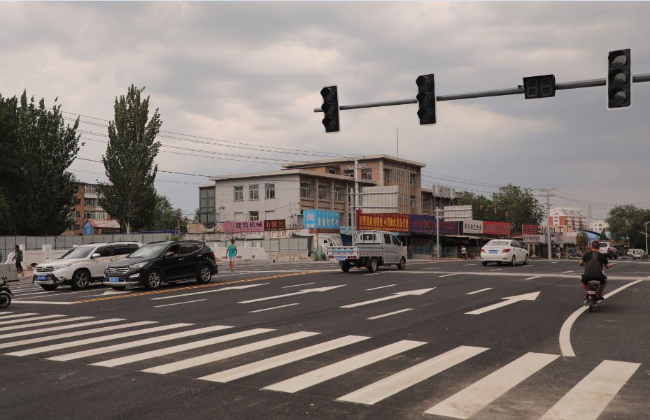 赤峰这个路段恢复正常通行,双向八车道,终于不用太堵车了!