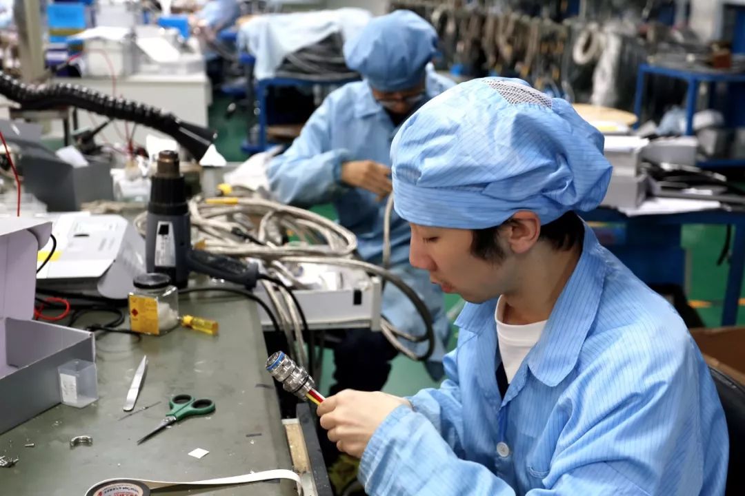 22:00,夜深人静的时候,电装工王子航还坐在工位上加工电缆,瘦弱的身影