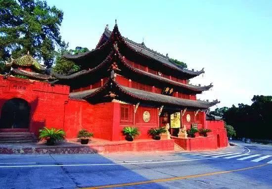 监控视频曝光绵阳七曲山大庙功德箱被撬结果