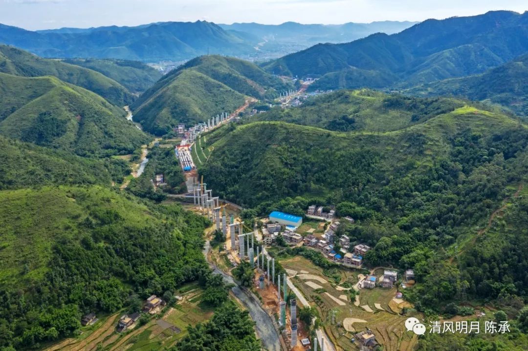 图壮观航拍云茂高速信宜钱排平塘段桥梁多隧道长雄伟壮观