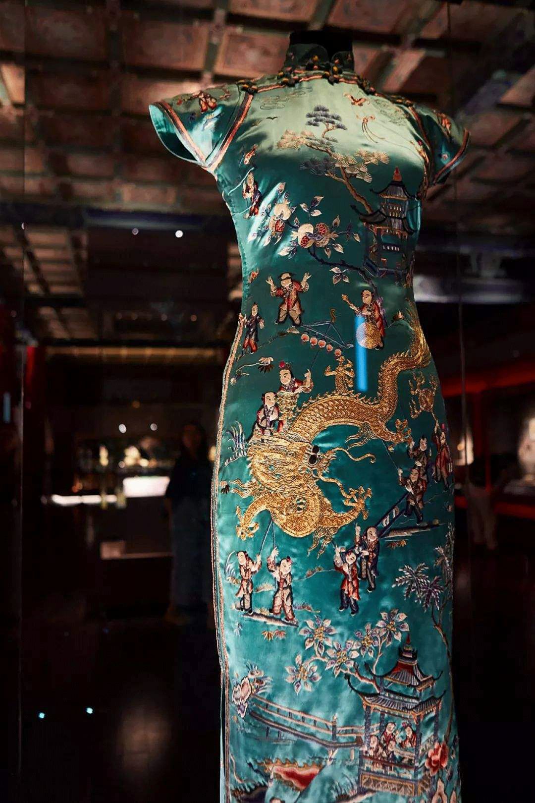 因为这一批旗袍的存在让这个姑娘坚定了传承中式服装制作的决心,现在