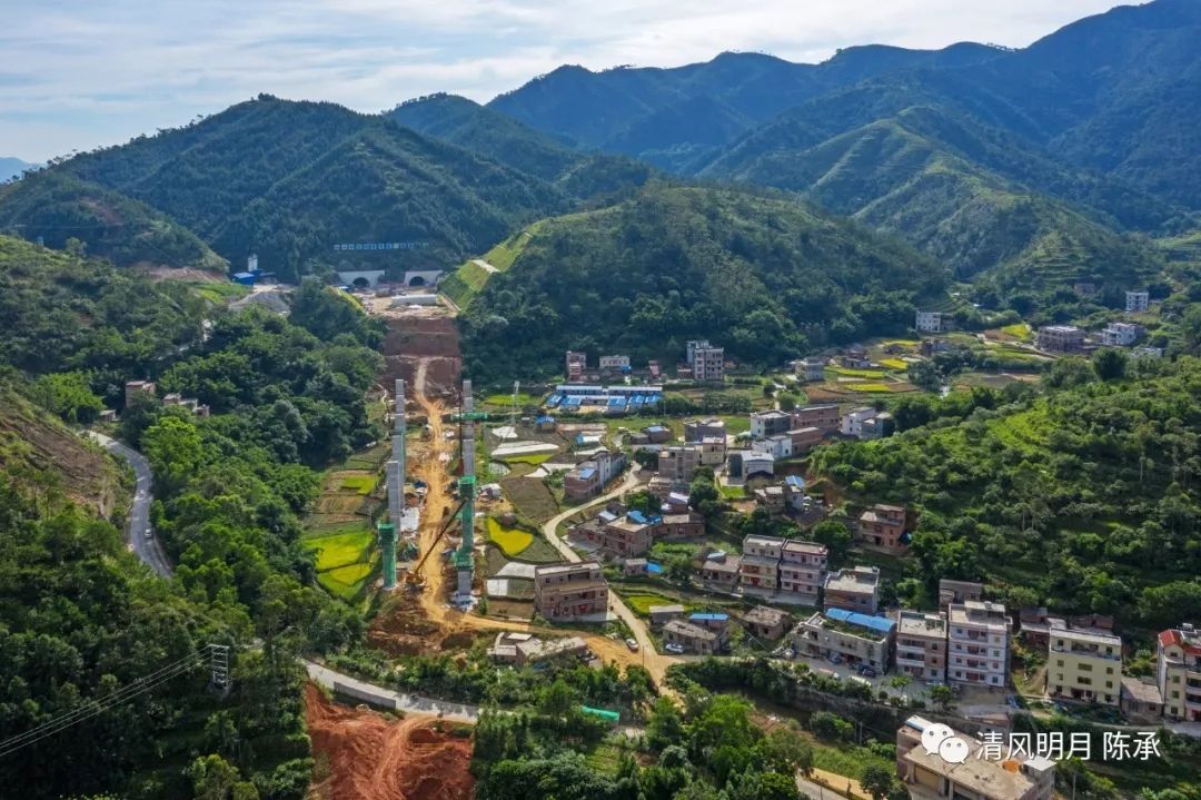 图壮观航拍云茂高速信宜钱排平塘段桥梁多隧道长雄伟壮观