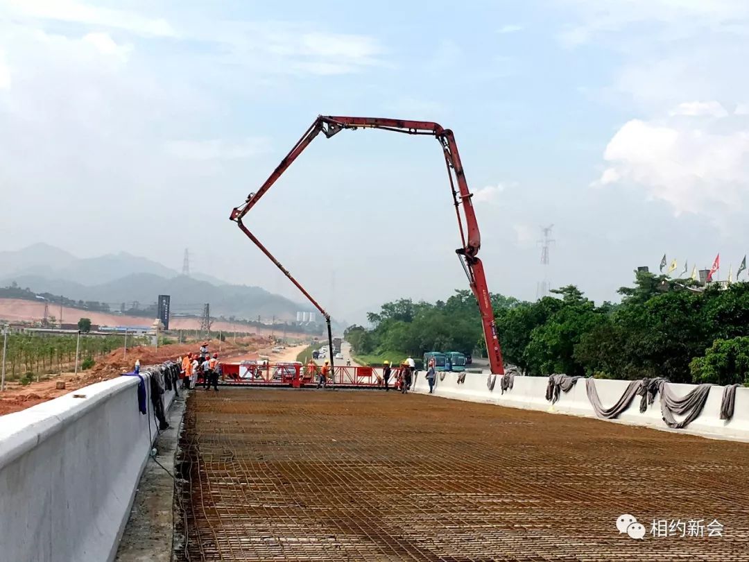 东)线官冲跨线桥的施工现场,工人正如火如荼地开展桥面调平层施工作业