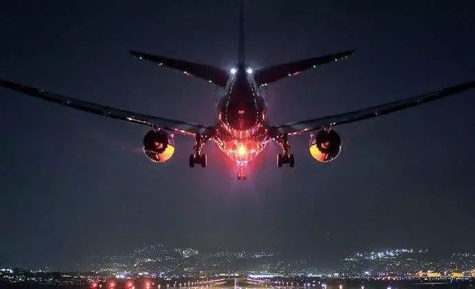 还有就是防撞灯和频闪灯,它们俗称为"闪光灯",闪光的目的是为了及时