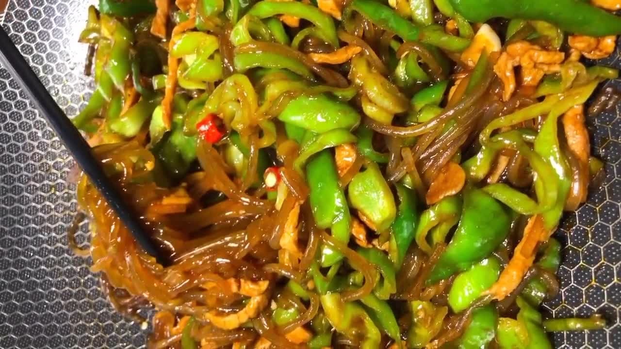 原创辣椒炒粉条,柔软中透着劲道,口味香辣过瘾,5分钟吃光一整盘!