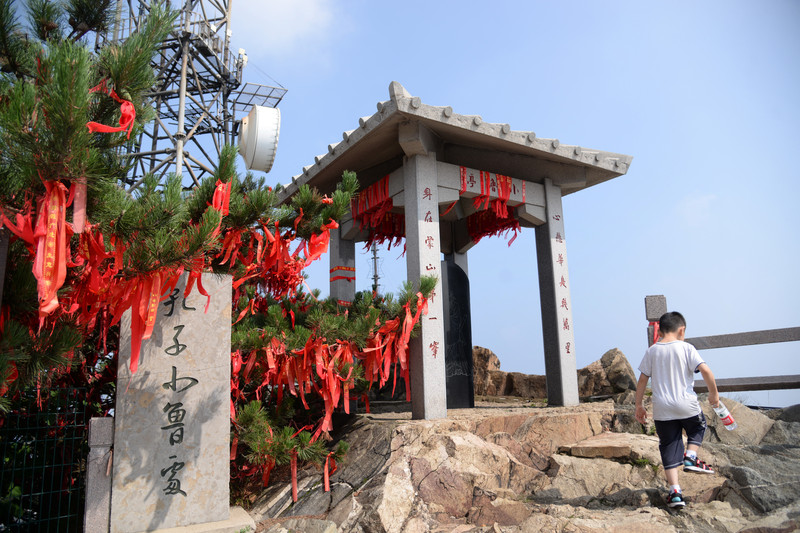 龟蒙山顶建有"小鲁亭"有史书载:孔子登东山而小鲁.