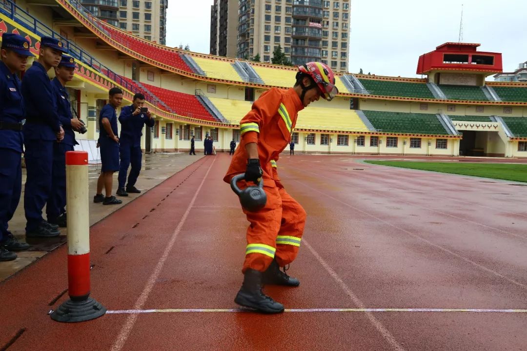 负重上10楼,绳索攀爬  无论烈日还是阴雨,消防指战员战斗不止,练兵不
