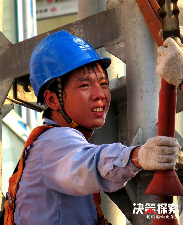 淅川縣烈日下高溫中汗流浹背保供電