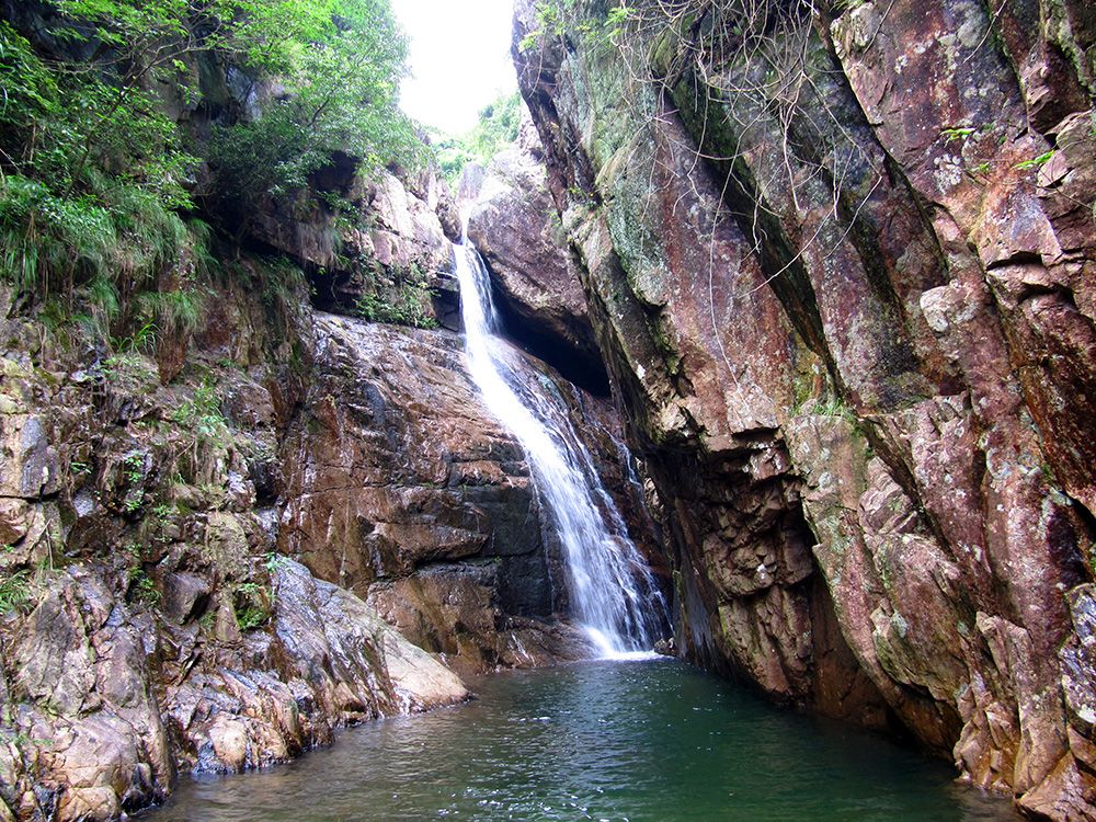 紫溪發源於寧海縣蓮花峰南麓,橫貫西店鎮南部,下游匯入鐵江.