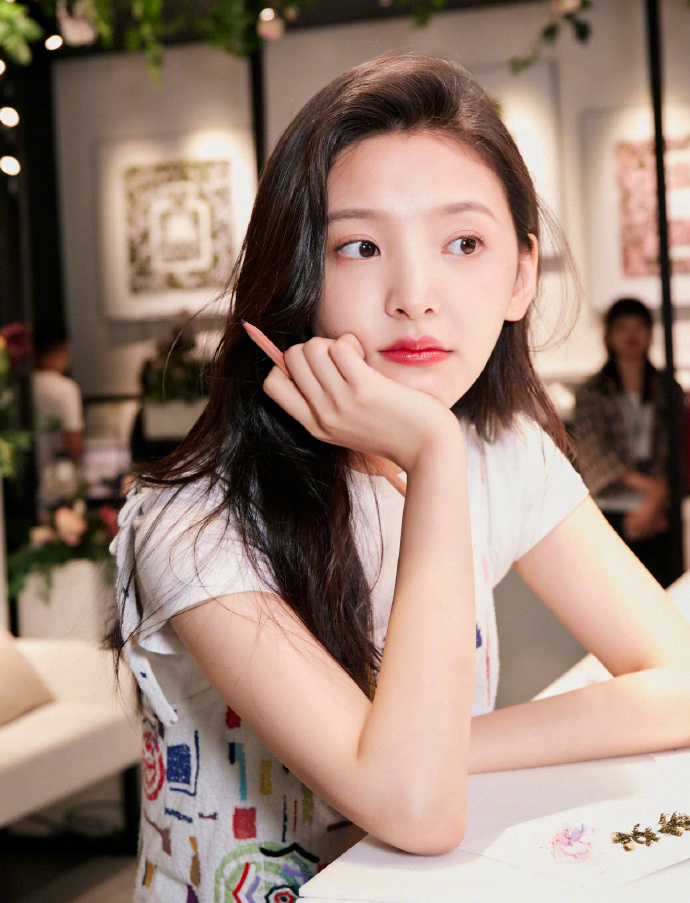 新晋小仙女章若楠姐姐的笑容, 展现清新少女气质