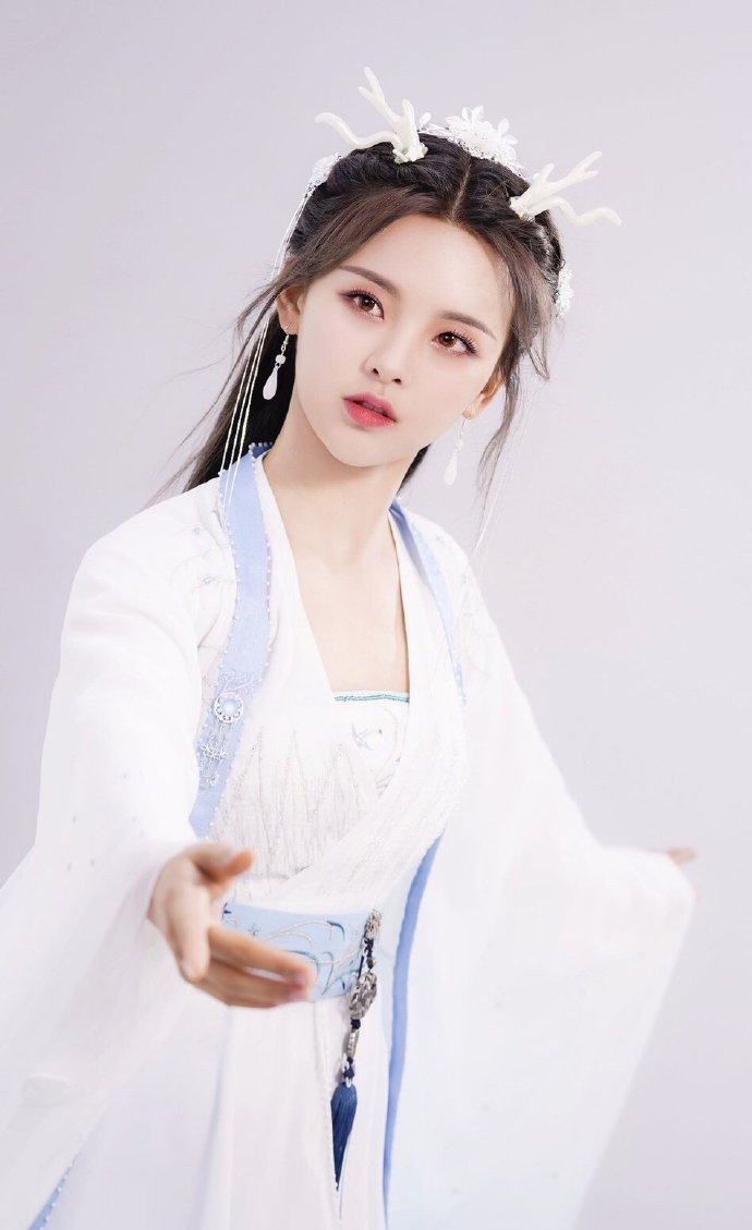 杨超越穿渐变古风长裙扮演"小龙女",清纯脱俗美极了!