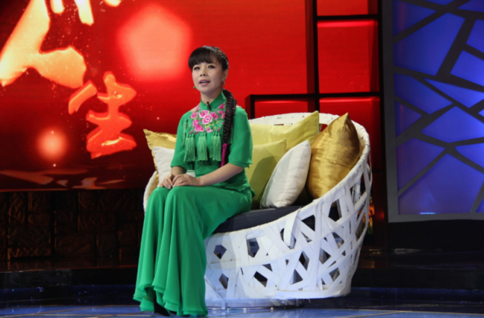 农村"土丫头"王二妮近照风格大变,一改往日形象