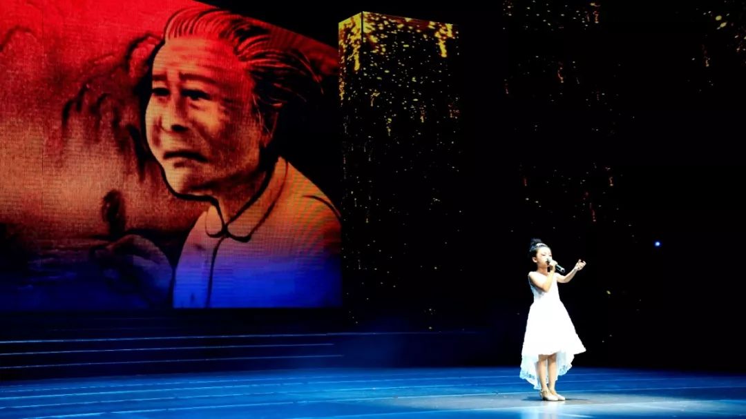 拉开了展演的序幕,本次展演的12个节目全部为六盘水电视歌手舞蹈