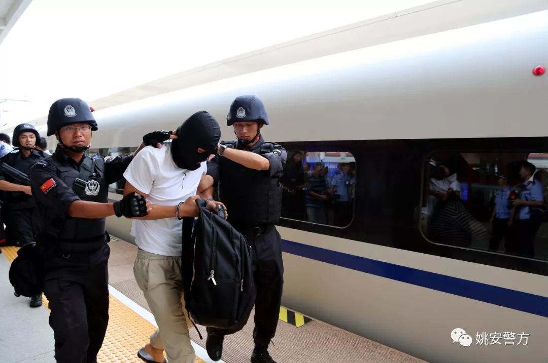 楚雄警方成功破获姚安66126网络诈骗案5名犯罪嫌疑人被押解归案