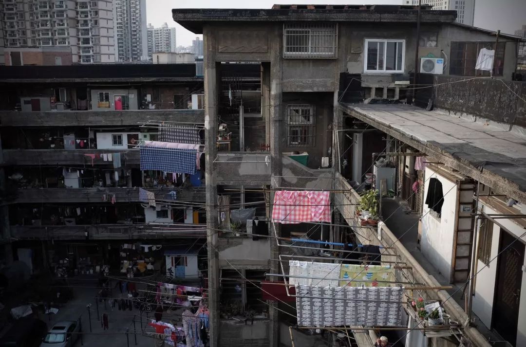 没见过香港的"棺材房",就别说自己过得不幸福