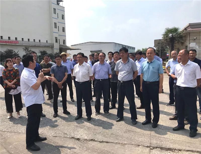 张建军的带领下,与会人员利用一天时间进企业,入乡村,先后来到埇桥
