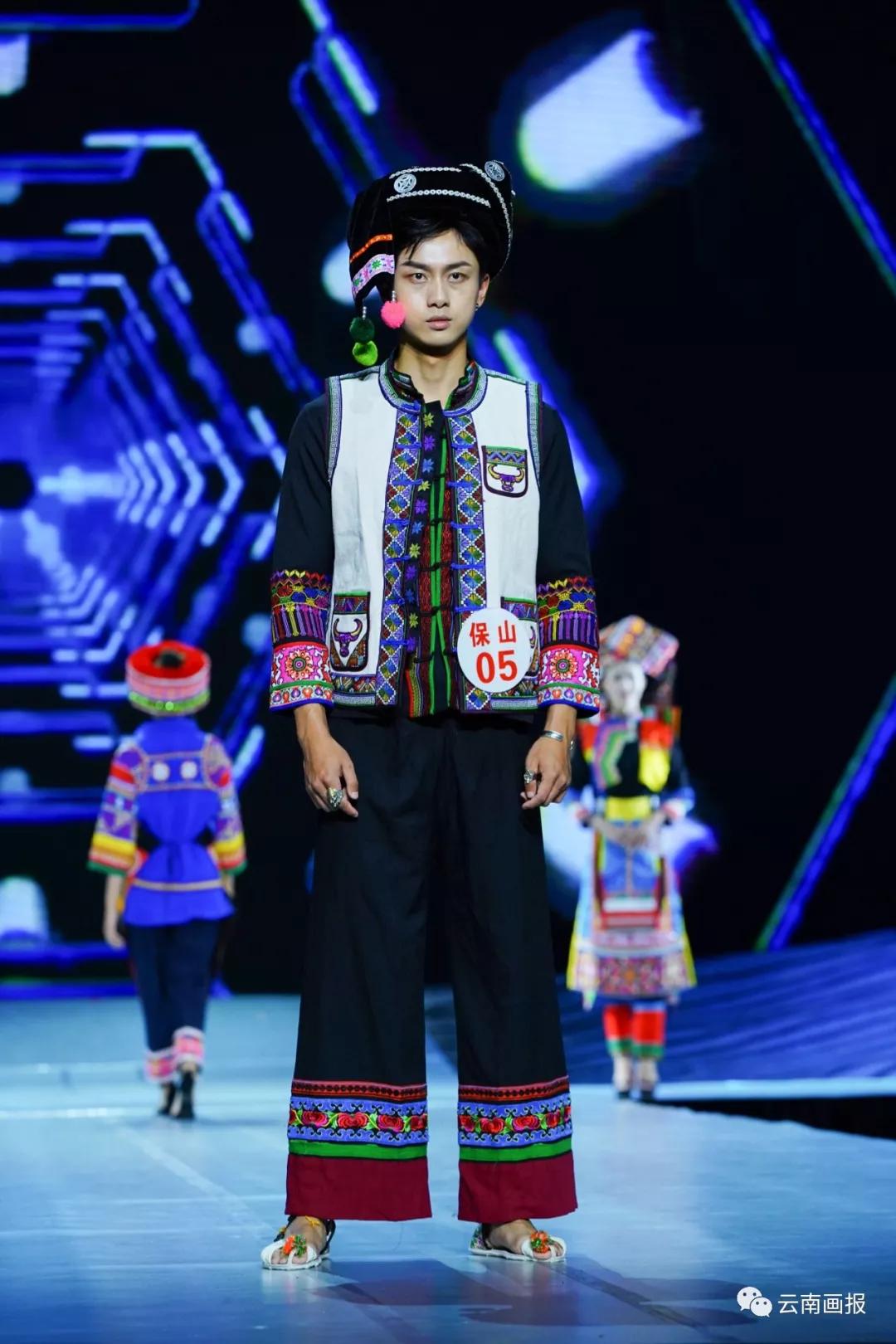 德宏州景颇族,德昂族,傈僳族,阿昌族,傣族传统服饰丽江市纳西族,摩梭