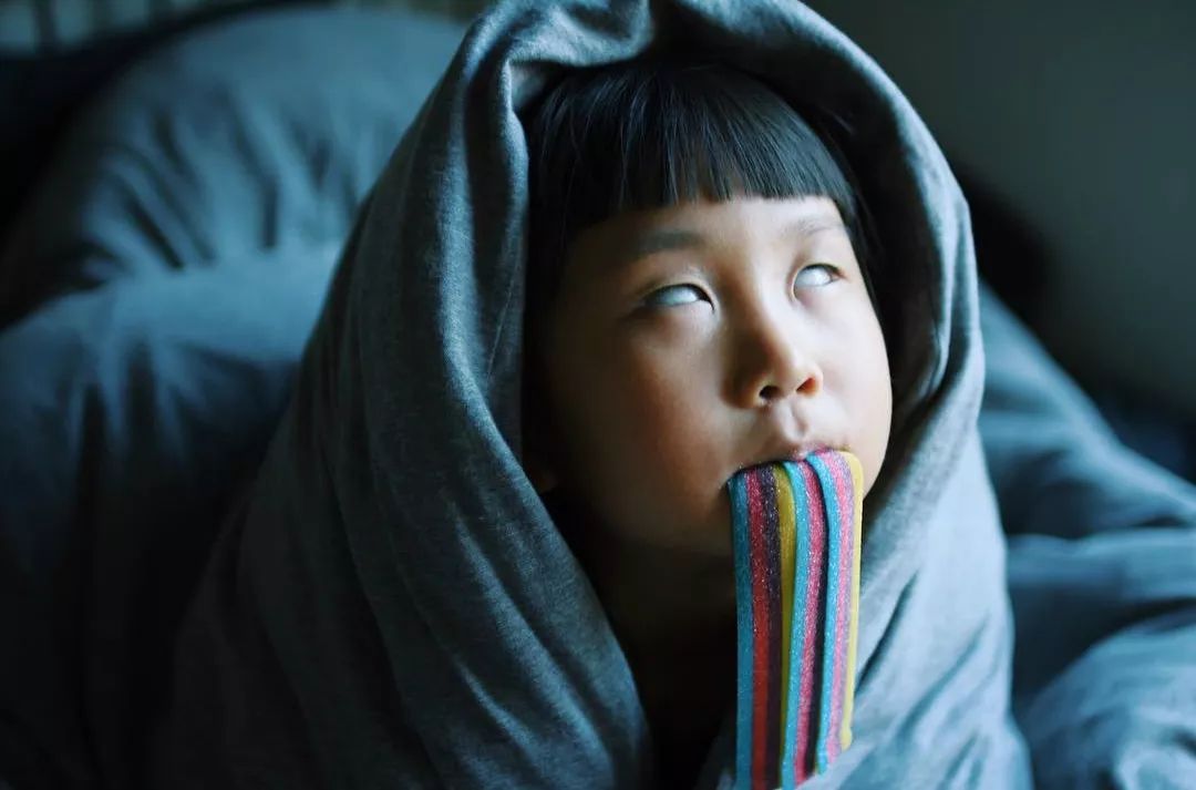 不过 她吃东西的样子也依旧是 贯穿始终的表情包系列塞一大口 才是对