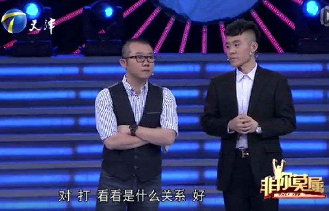 在2015年《非你莫属》的某期节目中,一位90后小伙上台自我介绍,向对面