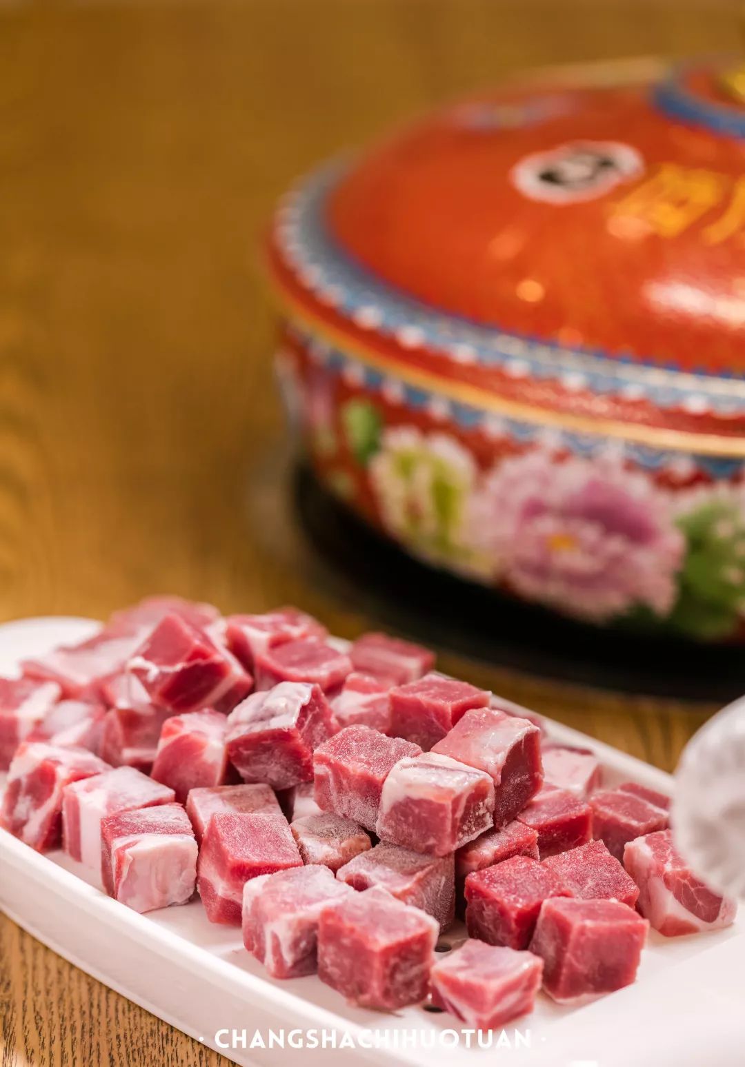 网红冰煮羊火锅来了矿泉水冰块做锅底夏日滋补唯有冰煮羊