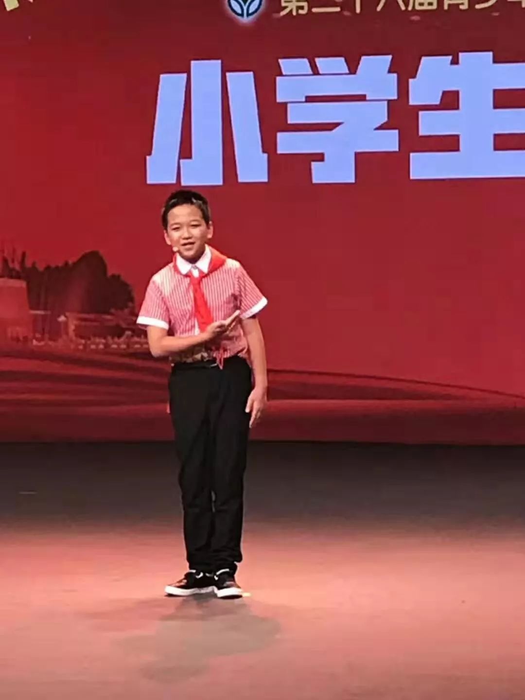 来自铁山港区营盘镇中心小学的庞志宇和来自合浦县实验小学的郑梓慧