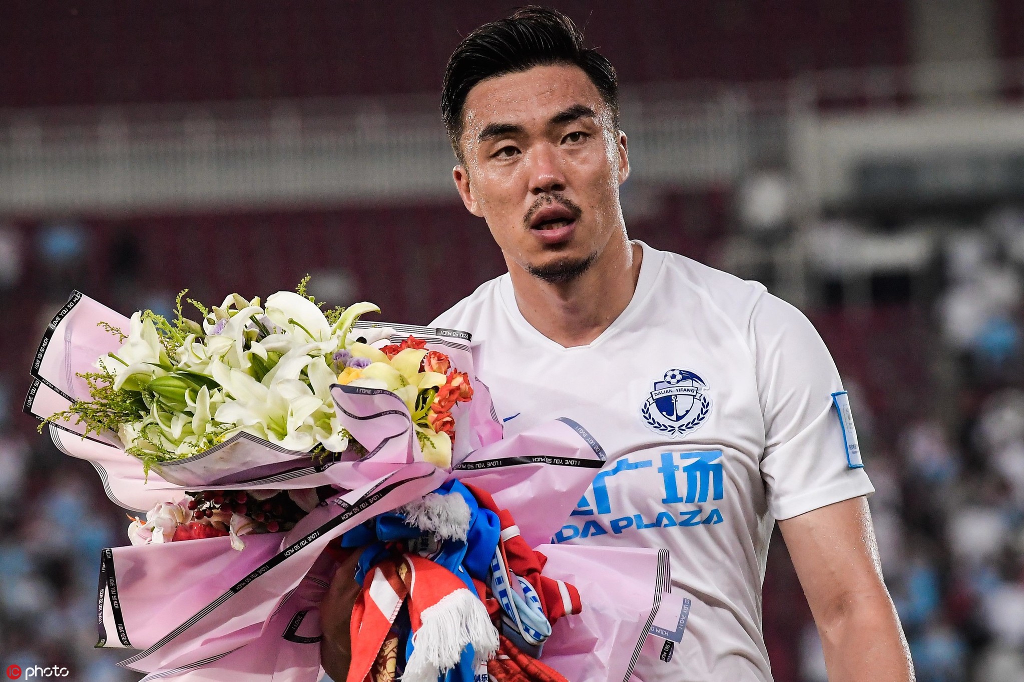 一方队员谢场,赵旭日收获鲜花,哈姆西克笑容满面