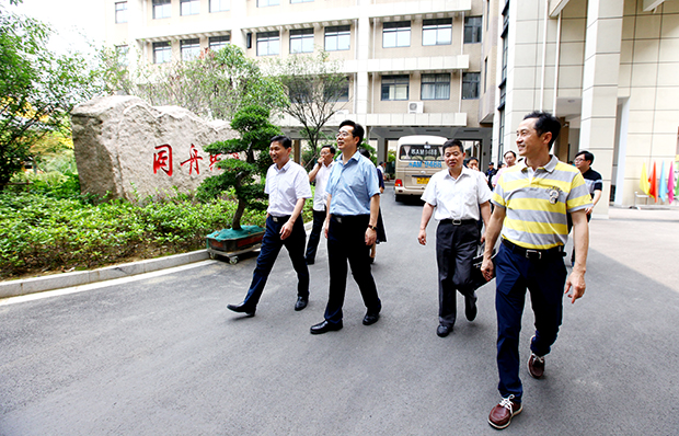 市教育局专职委员徐小平,副局长王华刚及有关处室负责