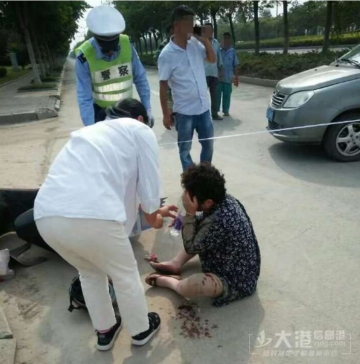 镇江新区发生两起车祸,一人被压在公交车下