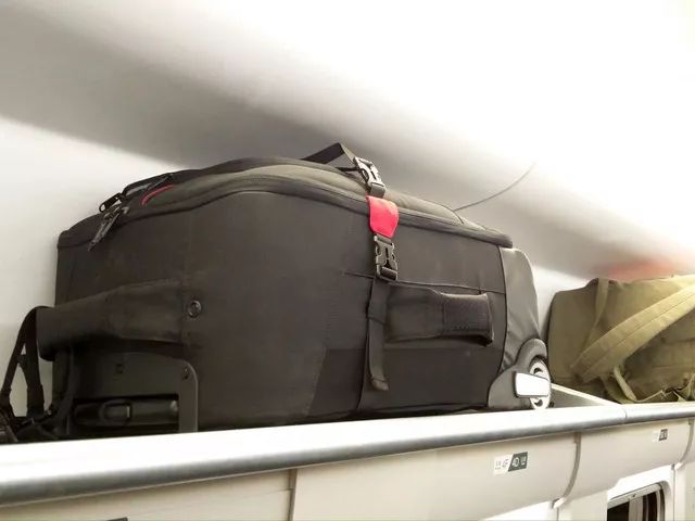 【提示】高铁上行李到底该放哪里?原来有这么多学问!