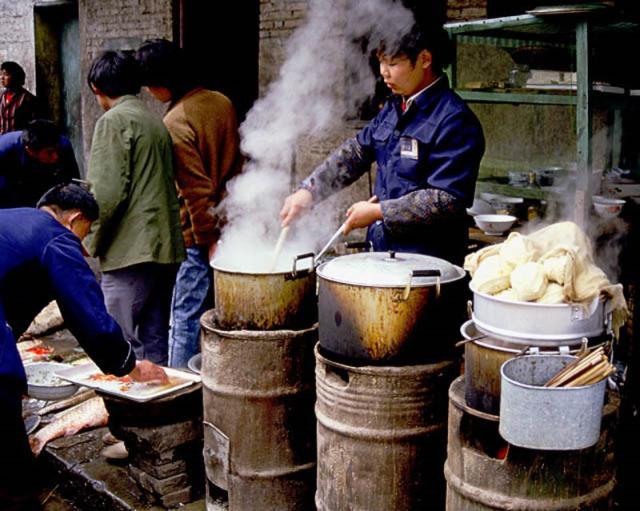老照片80年代的菜市场带你去逛记忆中的美食聚集地