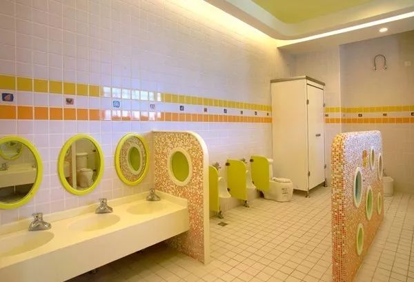 另外,厕所便池应男女分区,还要设有符合幼儿年龄特点的大便槽,小便槽.