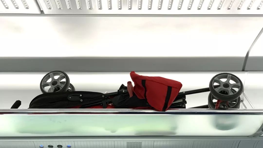 婴儿车,小推车也是不能放在行李架上的哦~行李不要堆叠,防止列车晃动