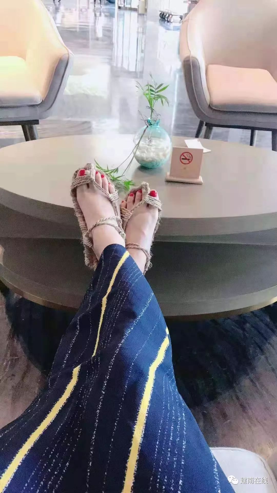 结果竹尖戳不到脚板,后一个聪明的先祖召集女人们把麻布扎在草鞋上,都