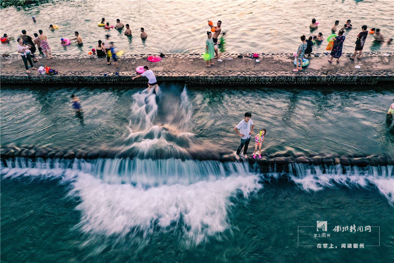 石樑溪中好戲水納涼