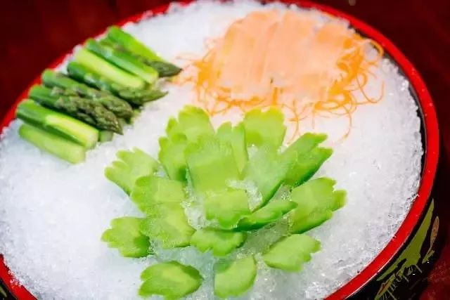 除了以上新出刺身,冰镇菜系列店里还推出各种特价小菜怎么点都不过分