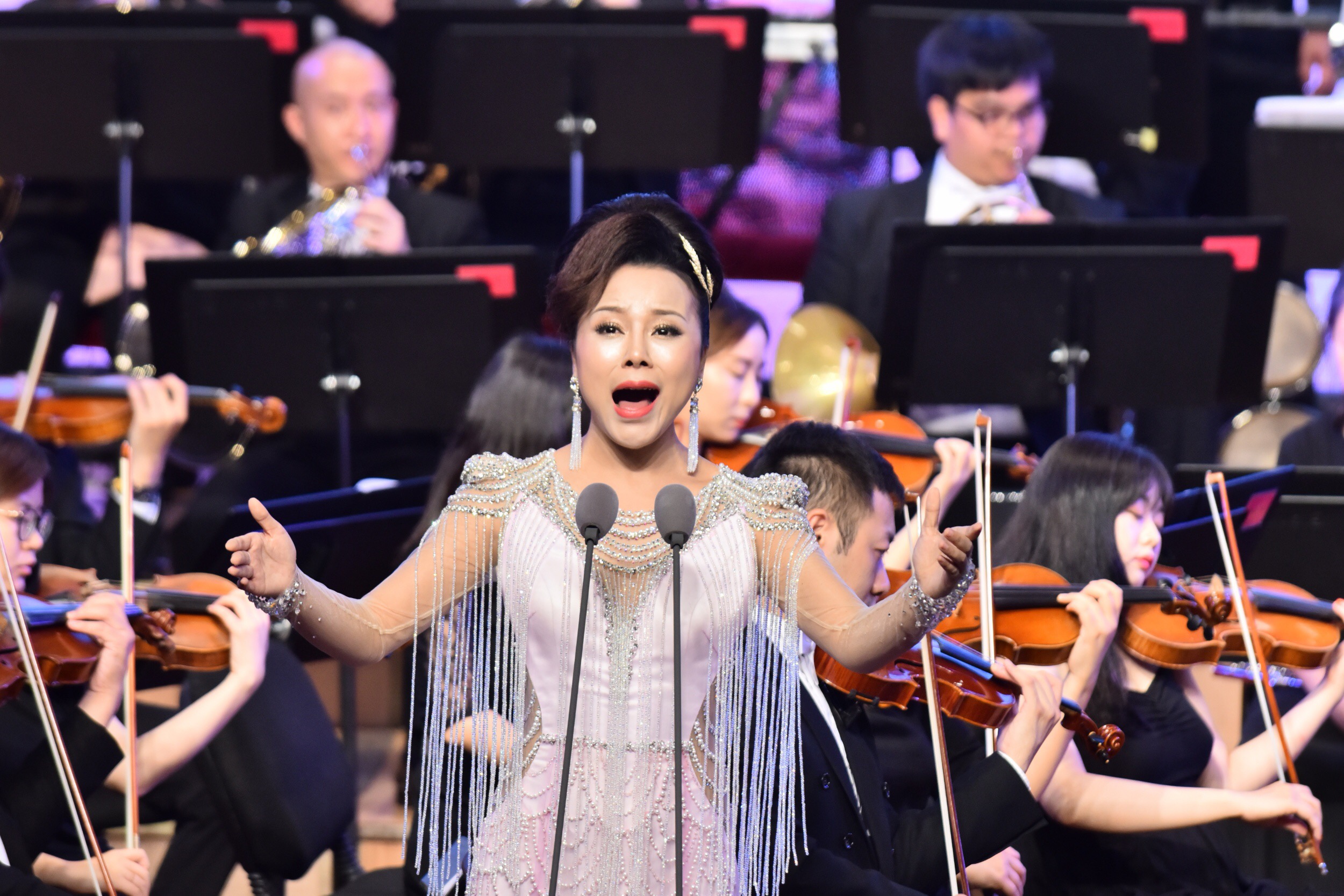 不忘初心记青年歌手黄丽萍大型交响音乐会