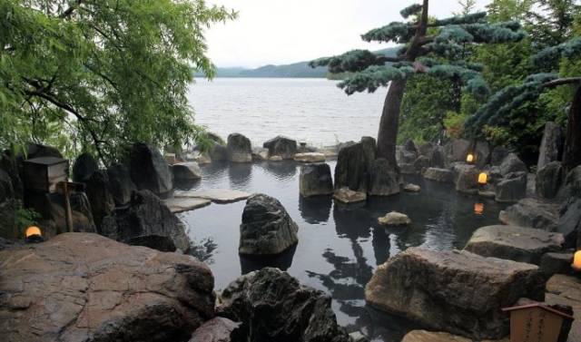 阿寒湖温泉位于北海道东部的阿寒湖南岸的温泉街.